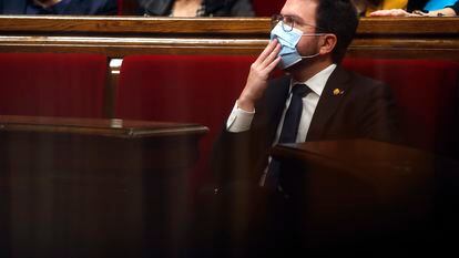 El presidente de la Generalitat, Pere Aragonès, en su escaño durante la segunda jornada del pleno del Parlament.