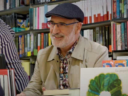 El escritor Fernando Aramburu firmando en la Feria del Libro de Madrid este fin de semana.