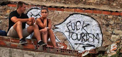 Pintada contra el turismo en El Carmel de Barcelona