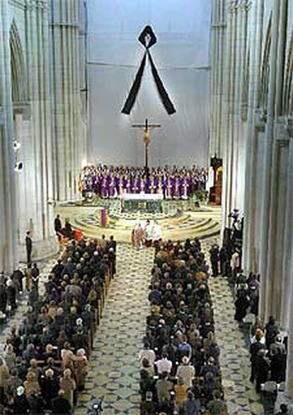 Un lazo negro preside el altar mayor de la catedral de la Almudena.