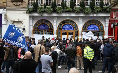 Los aficionados del Leicester City en la puerta de un restaurante italiano en el centro de Leicester, después de que el equipo llegó para almorzar y celebrar el título de la Premier League inglesa.