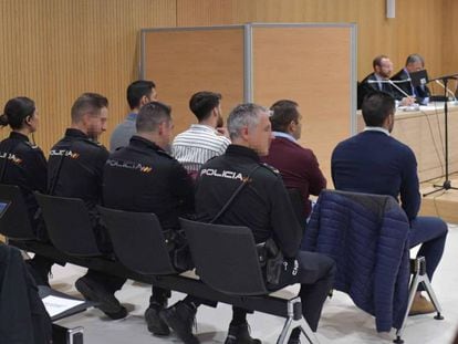 Vista de la sala de la Audiencia de Córdoba donde cuatro miembros de La Manada se enfrentan a un juicio acusados de abusar de una joven en Pozoblanco. En vídeo, declaraciones del abogado de los miembros de 'La Manada'.