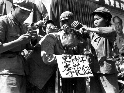Fotografía de Li Zhensheng en la que guardias rojos afeitan la cabeza  del gobernador de Heilogjiang, Li Fanwu, en septiembre de 1966.