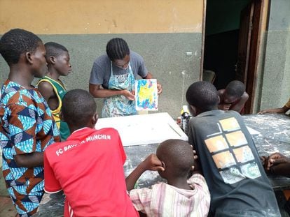 Mohamed y sus alumnos, durante una clase de pintura en el mercado de Dantokpa, Benín.