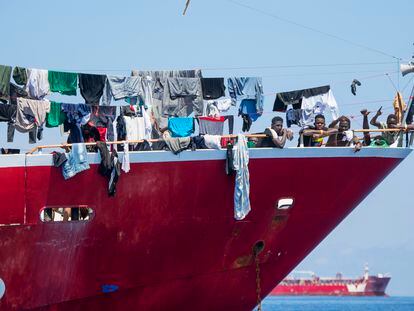 Unos migrantes en uno de los cuatro barcos turísticos alquilados por La Valeta, el pasado martes a 20 kilómetros de la costa maltesa.