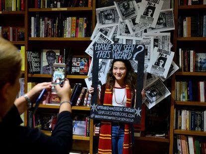 Dos jóvenes en una librería de Florida esperan el último libro de Harry Potter.