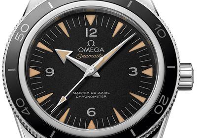 Omega Seamaster 300, con esfera cerámica negra, ideal para submarinistas. Tanto la aguja de horas como la de segundos emiten una luz azul y el minutero verde. Precio: 4.930 euros.