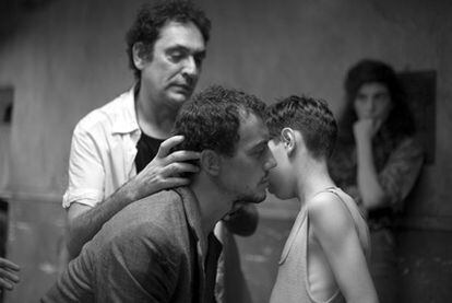 Agustí Villaronga dirige a los actores Roger Casamajor y el niño Francesc Colomer, en el rodaje de <i>Pa negre. </i>