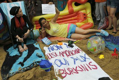 Las activistas reunidas bajo la consigna "Viste como quieras en la playa".