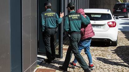 La mujer detenida por incendiar de madrugada decenas de coches en Tui (Pontevedra), a su llegada a los juzgados, este martes.