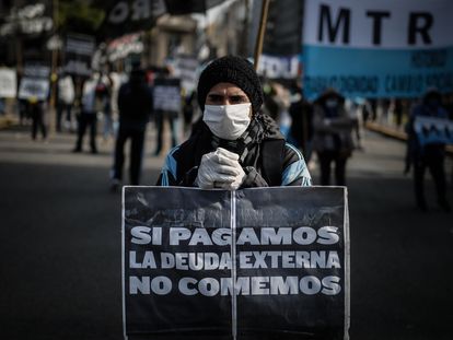 Un hombre se manifiesta el pasado día 6 de mayo contra el pago de la deuda externa, en Buenos Aires.