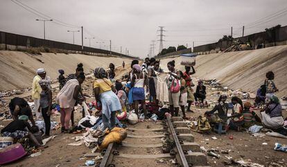 Vendedores ambulantes angole&ntilde;os en un mercado improvisado sobre unas v&iacute;as de tren, este martes en Luanda.