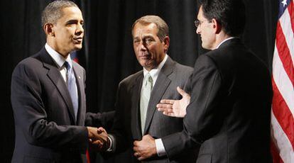 Barack Obama saluda a los republicanos John Boehner y Eric Cantor tras su encuentro en Baltimore.