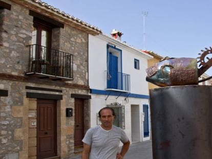 Salvador Moll&agrave;, junto a una de sus obras, en D&eacute;nia. 