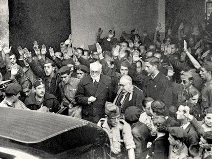 Miguel de Unamuno (con barba blanca), a la salida de la Universidad de Salamanca en 1936.