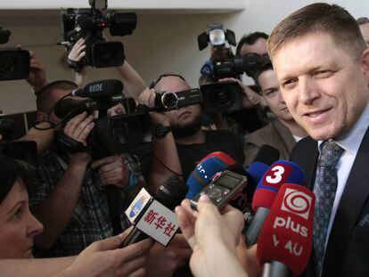 El primer ministro eslovaco, Robert Fico, con un grupo de periodistas.