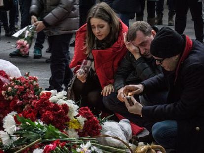 Flors pels morts en l'accident, a l'aeroport de Sant Petersburg.