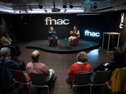 El periodista Jesús Ruíz Mantilla y el poeta Luis García Montero debaten durante el primer encuentro del Club de Lectura de EL PAÍS, en el FNAC en Madrid.