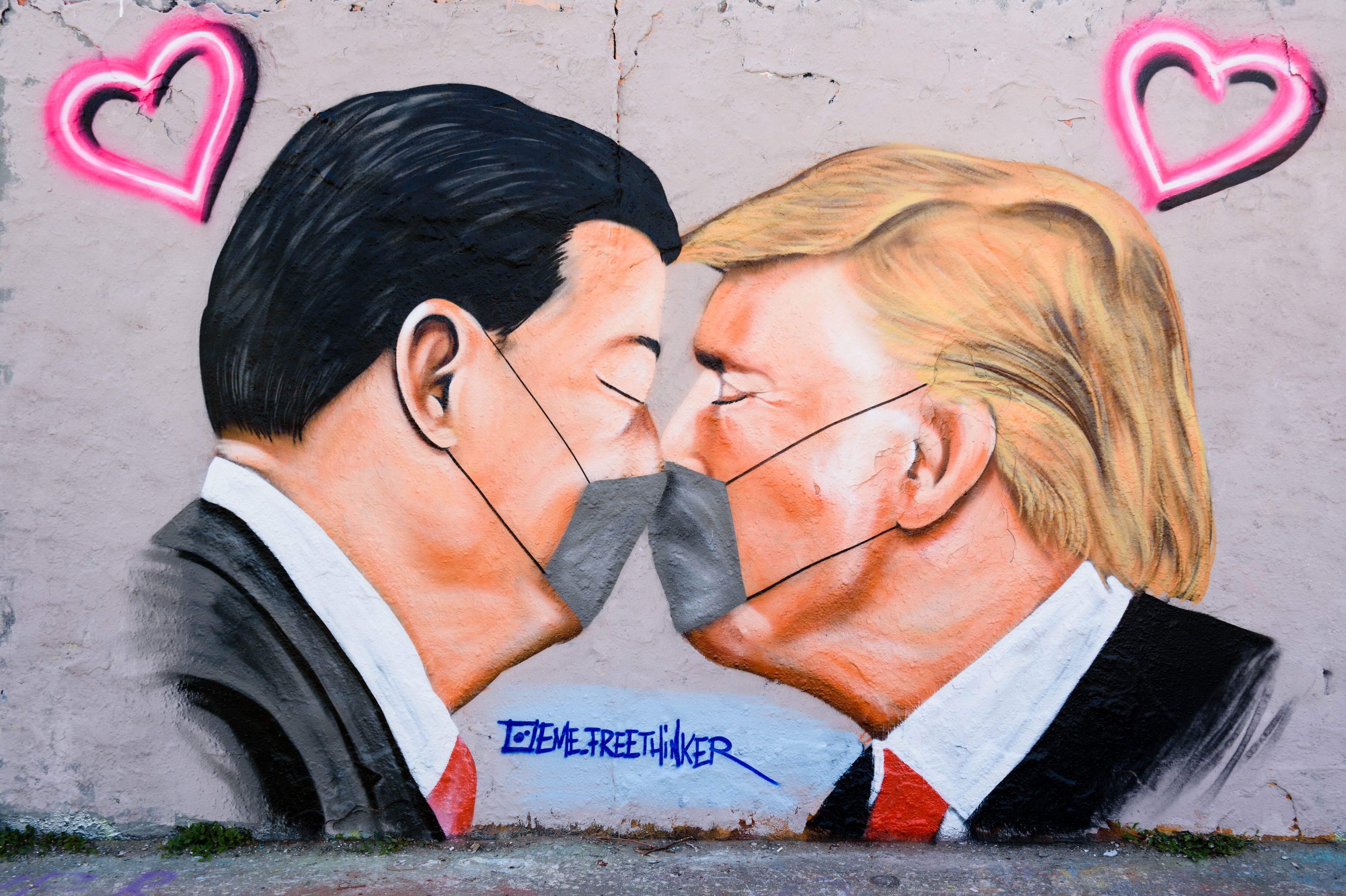 Mural de Donald Trump Xi Jinping besándose con máscaras en Berlín, el pasado mes de abril.