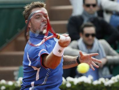 Wawrinka golpea la bola ante Gasquet.