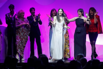 El equipo de la serie 'Cardo' celebran en el escenario su premio Feroz a la mejor serie dramática.