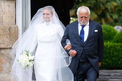 La novia, Lucía Bárcena, junto a su padre, el abogado Ramón Bárcena, a su llegada a la ceremonia la tarde del sábado 24.