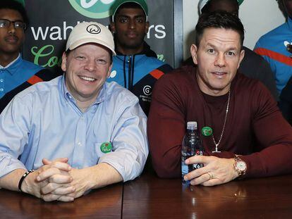 Paul y Mark Wahlberg, en Londres (el Reino Unido), este martes.