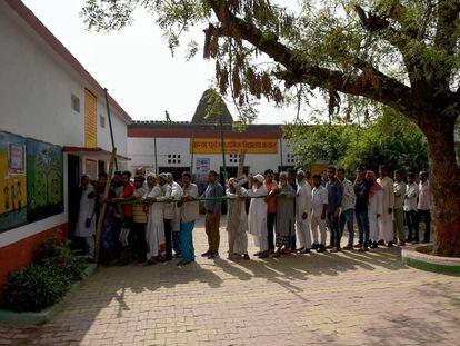 Votantes en Muzaffarrnagar (Estado de Uttar Pradesh), el 11 de abril.