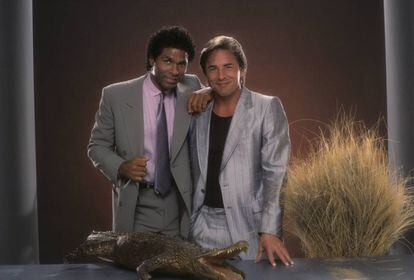 Philip Michael Thomas y Don Johnson, de la serie 'Corrupción en Miami', en 1984.