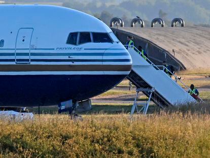 Un Boeing 767 en Amesbury, Salisbury, el 14 de junio de 2022, preparándose para llevar a varios solicitantes de asilo a Ruanda.