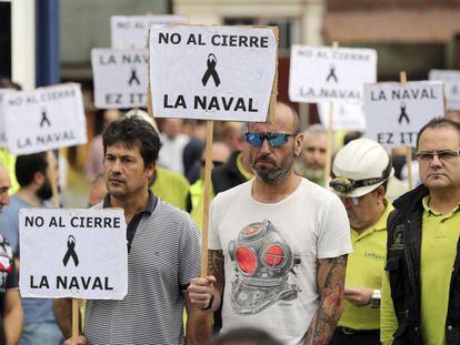 Trabajadores de La Naval, en Sestao (Bizkaia), protestan por la situaci&oacute;n del astillero.
