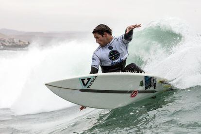 El surfista estadounidense Cam Richards compite durante el World Surf League en la ciudad de Arica (Chile).