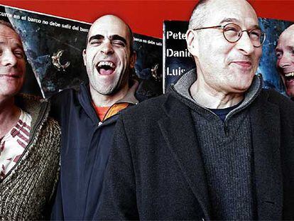 De izquierda a derecha, Peter Mullan, Luis Tosar, Clive Gordon y Paul Laverty, en la presentación del filme en Barcelona.