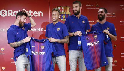 Messi, Neymar, Piqué y Arda, ayer en Tokio durante un acto promocional.