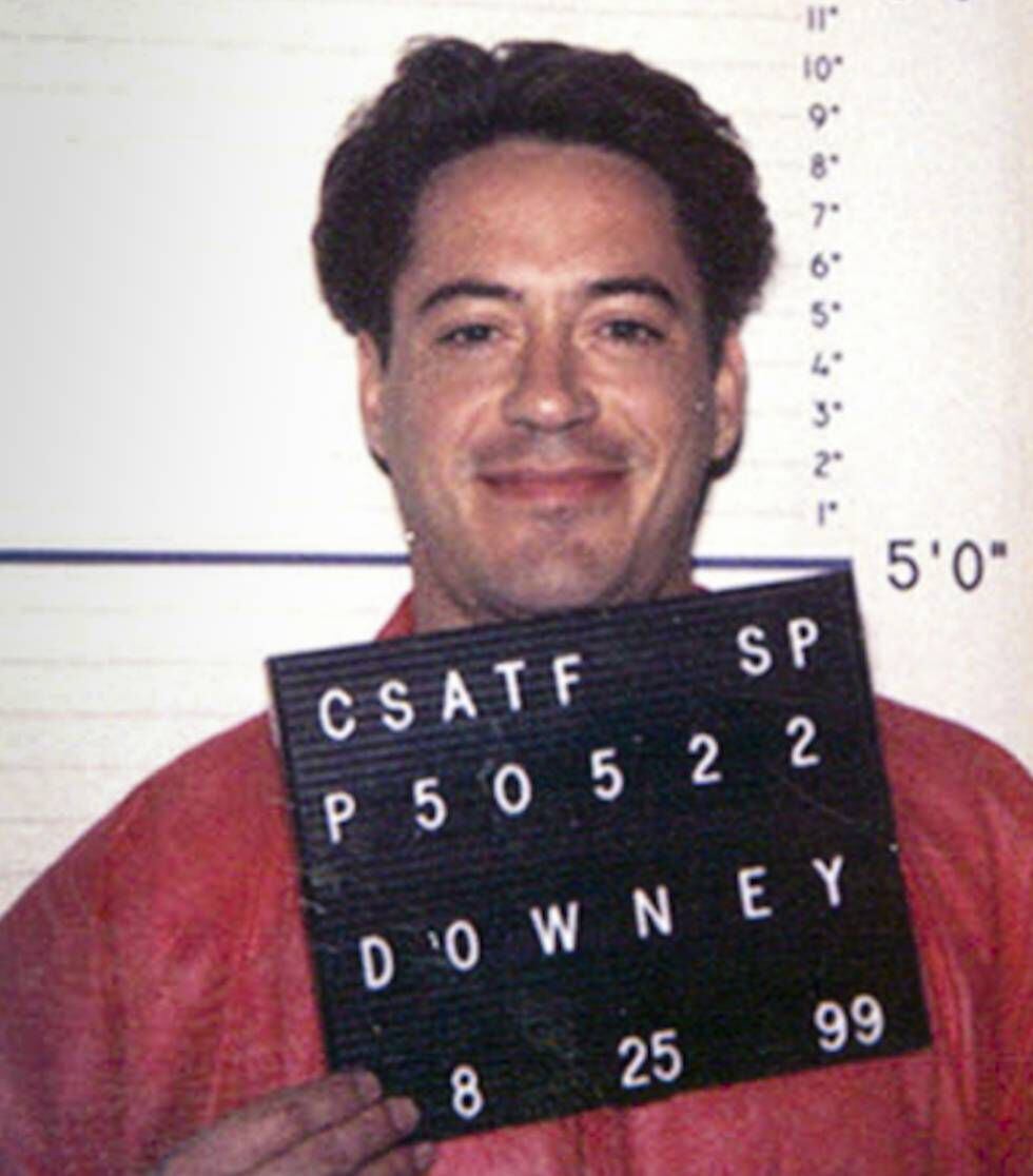 En 1999 el actor Robert Downey Jr pasó por comisaría por saltarse un control antidroga. Fue condenado a 113 días de prisión.