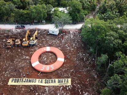 Integrantes de Greenpeace protestan contra la reanudación de las obras del Tren Maya a la altura de Playa del Carmen, en Quintana Roo, este lunes.