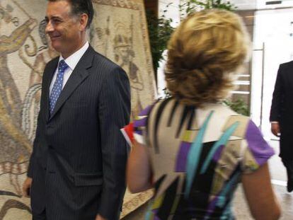 Alberto L&oacute;pez Viejo, exconsejero de Deportes de la Comunidad de Madrid, se cruza con Esperanza Aguirre en la Asamblea de Madrid. 