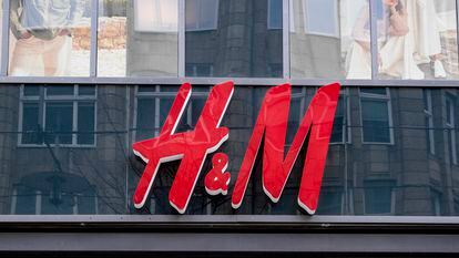 Logo de H&M en una tienda del grupo sueco en Hamburgo (Alemania).