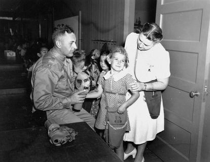Estudiantes son equipados con máscaras de gas en la Escuela Kapalama de Honolulu (Hawái), el 22 de mayo de 1942. Tras el ataque a Pearl Harbor, las escuelas requerían que los estudiantes llevaran máscaras de gas en todo momento.
