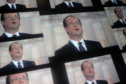 La imagen de Hollande se proyecta sobre las pantallas del puesto de control de TF1.