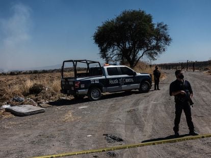 La policía del área metropolitana de Guadalajara resguarda la zona donde fue encontrado el cuerpo de una persona el 17 de febrero.