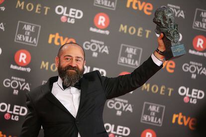 El realizador Ander Sistiaga posa con el premio a la Mejor Dirección de Producción por 'Handía'.