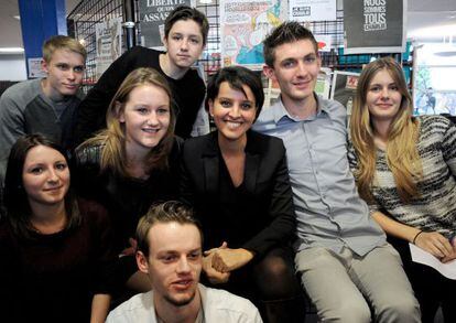 Najat Vallaud-Belkacem, ministra de Educación francesa, en una escuela donde un alumno fue agredido por apoyar a Charlie Hebdo.