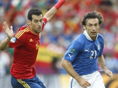 Busquets, ante Pirlo en la final de la pasada Eurocopa.