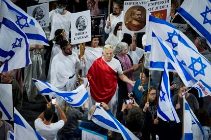 Manifestantes contrarios al primer ministro israelí, Netanyahu, durante una  protesta por las medidas del gobierno, el pasado 4 de marzo, en Tel Aviv, Israel.