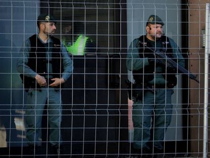 Dos guardias civiles custodian la casa de una de las personas detenidas en Viladecans (Barcelona)