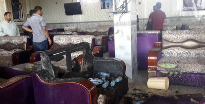 L'interior del cafè atacat a la ciutat iraquiana de Salad.