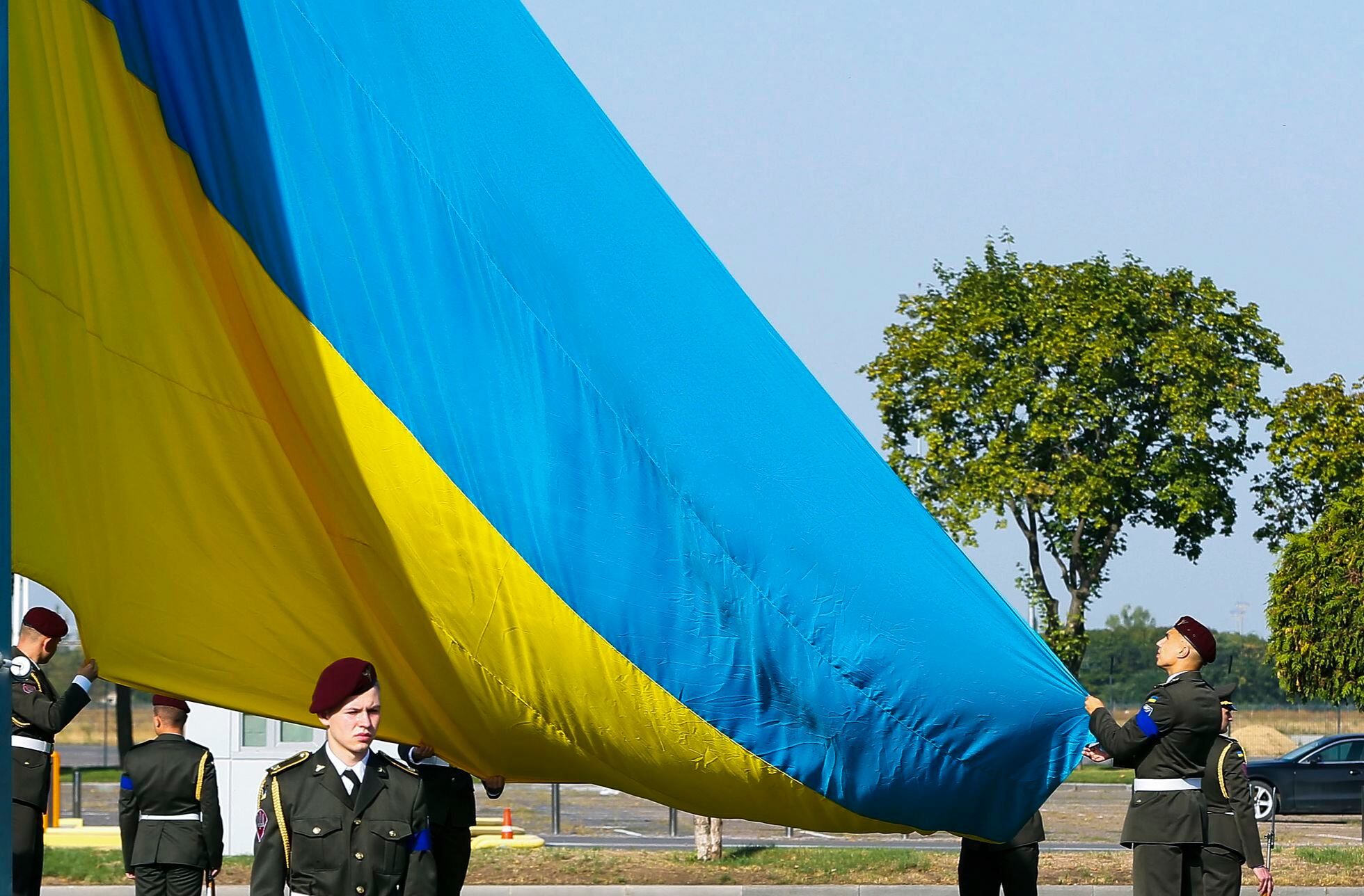Soldados de la Guardia de Honor de Ucrania izaban una bandera nacional en Odesa, el pasado 23 de agosto.