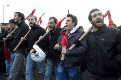 Manifestantes protestan en el 39 aniversario de la sublevación de 1973 que fue brutalmente aplastada por la junta militar gobernante en aquel tiempo en Grecia, hoy 17 de noviembre de 2012.