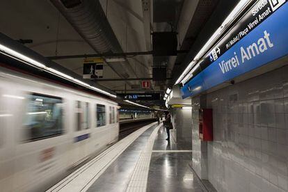 L'estació de Virrei Amat de la L5 del metro de Barcelona, buida, aquest dimecres.